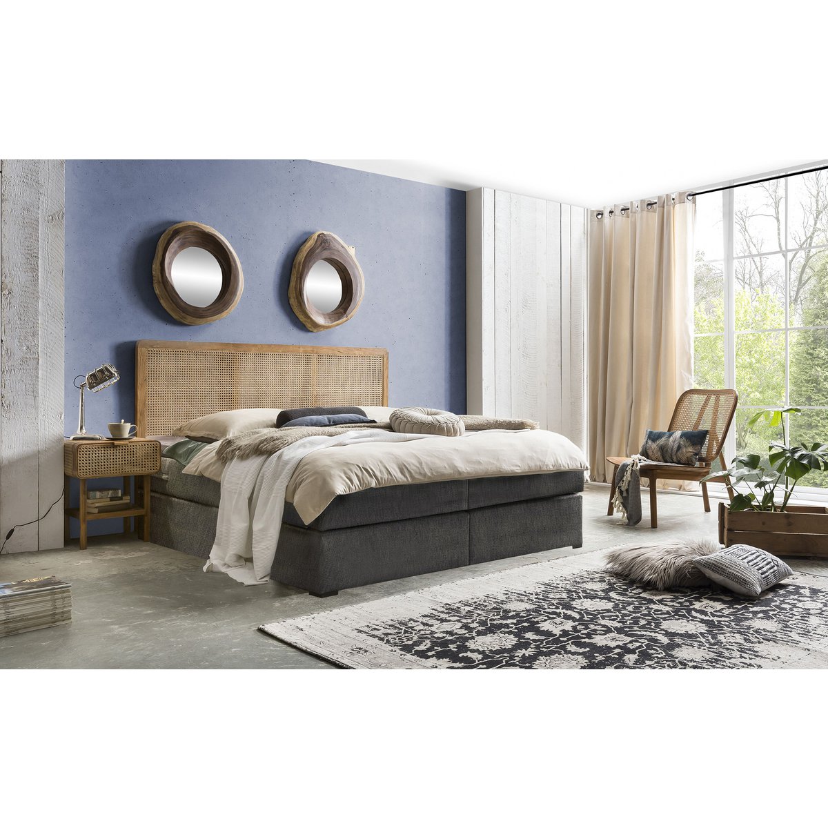 Boxspringbett mit Rattan-Kopfteil