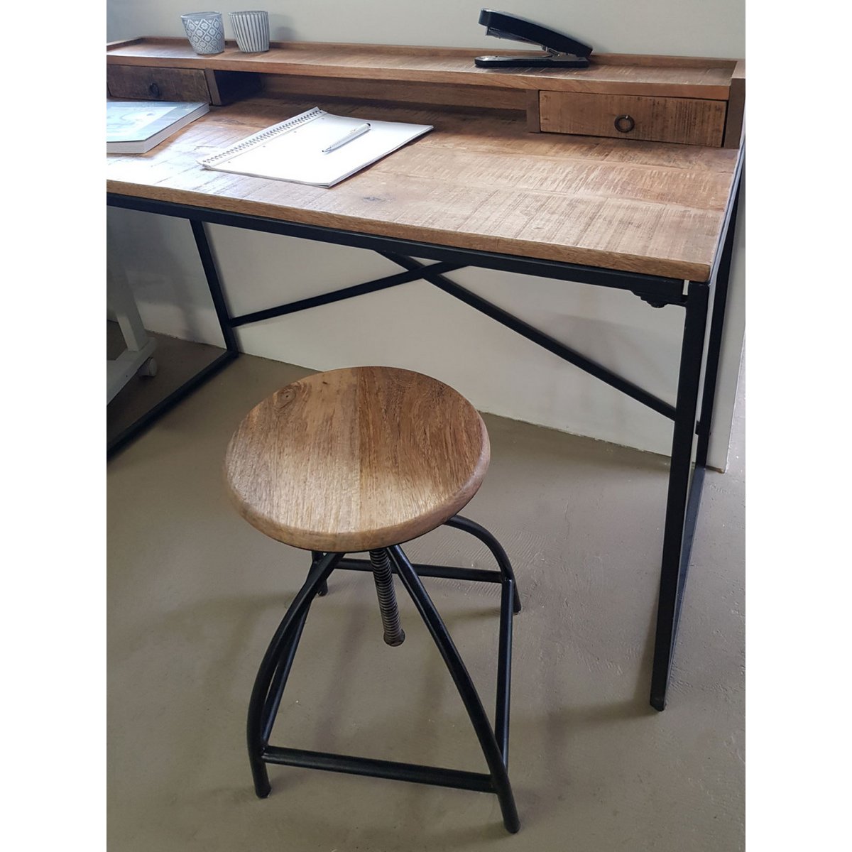 Drehhocker Barhocker Hocker Drehstuhl höhenverstellbar Liverpool Massivholz nachhaltig Metall Gestel