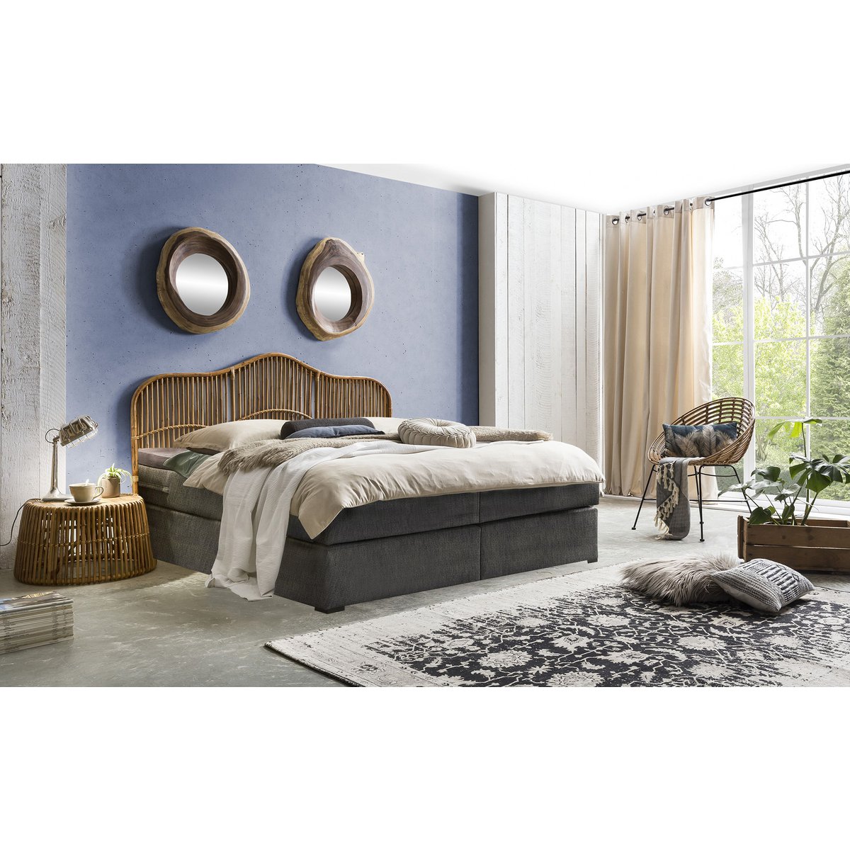 Boxspringbett mit Rattan-Kopfteil