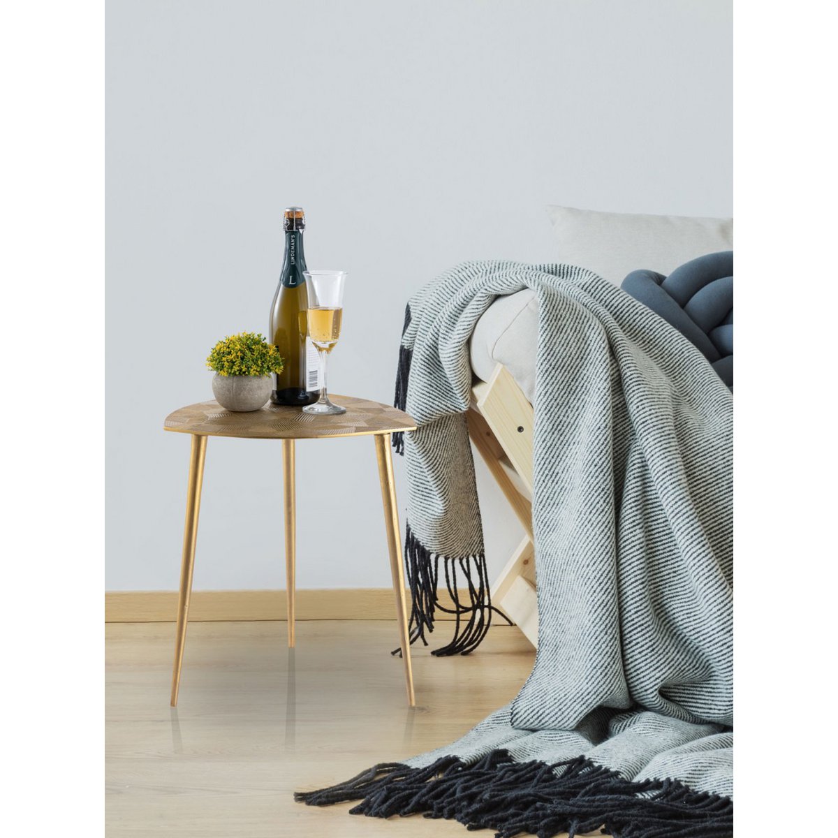 Beistelltisch Metall Dekotisch Alster 40x45x40 cm dreieckig klass. Design Aluminium silber o. gold